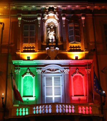 il tricolore illumina la facciata di palazzo comunale