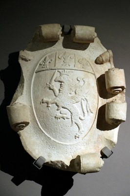 stemma araldico della città (originale, riconducibile alla metà del Cinquecento, è conservato nel Museo di San Domenico)